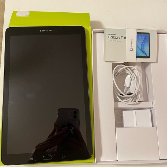 Samsung Galaxy Tab E (BRAND NEW) - Picture 1 of 4
